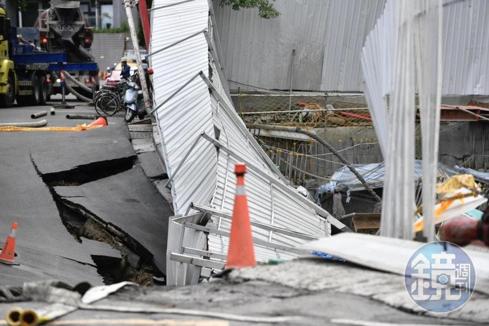 事發第一現場的工地下陷嚴重，鋼架與鐵皮倒成一片，周遭道路也因下陷而嚴重龜裂。