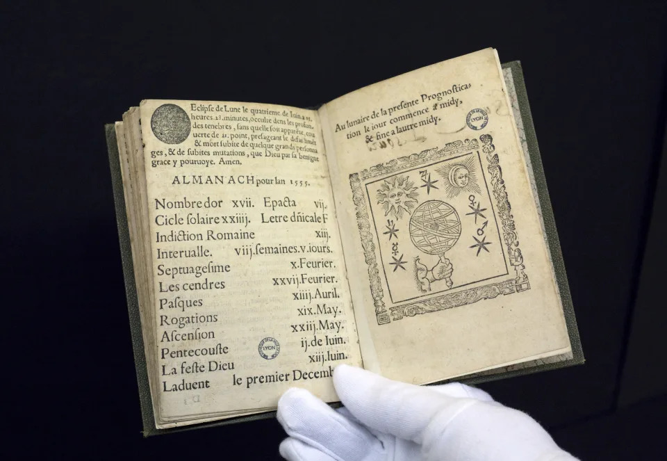 Una edici&#xf3;n del siglo XVI de predicciones de Nostradamus, el primer libro digitalizado por Google de una colecci&#xf3;n de 500.000 en la Biblioteca Municipal de Lyon, es exhibida por un bibliotecario en esta imagen de archivo del 15 de enero de 2010. Cr&#xe9;dito: Reuters