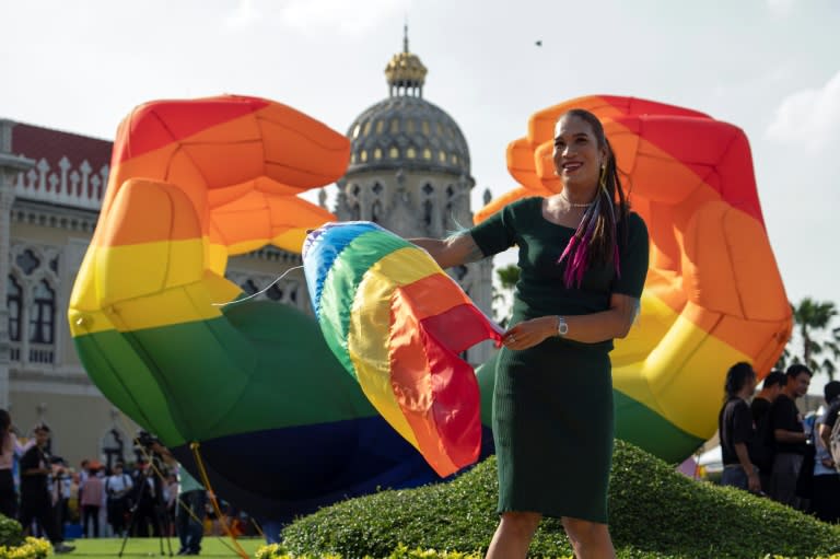 Una persona de la comunidad LGTBQ celebra la aprobación del matrimonio igualitario tras la votación del Senado de Tailandia, el 18 de junio de 2024 en Bangkok (Chanakarn Laosarakham)