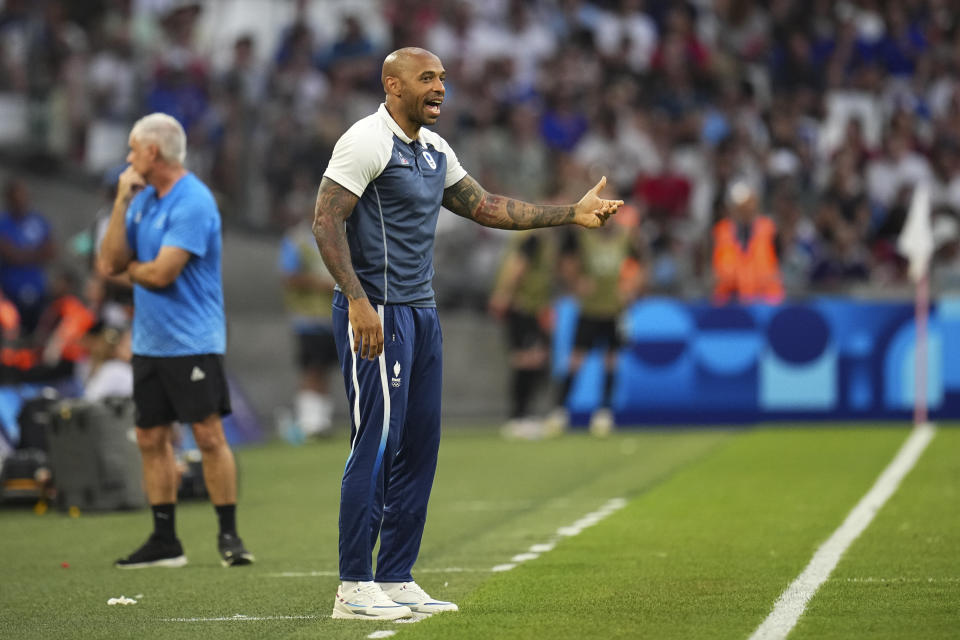 El técnico de Francia Thierry Henry da indicaciones durante el partido contra Nueva Zelanda por el Grupo A de los Juegos Olímpicos en el estadio Velodrome el martes 30 de julio de 2024, en Marsella, Francia. (AP Foto/Daniel Cole)