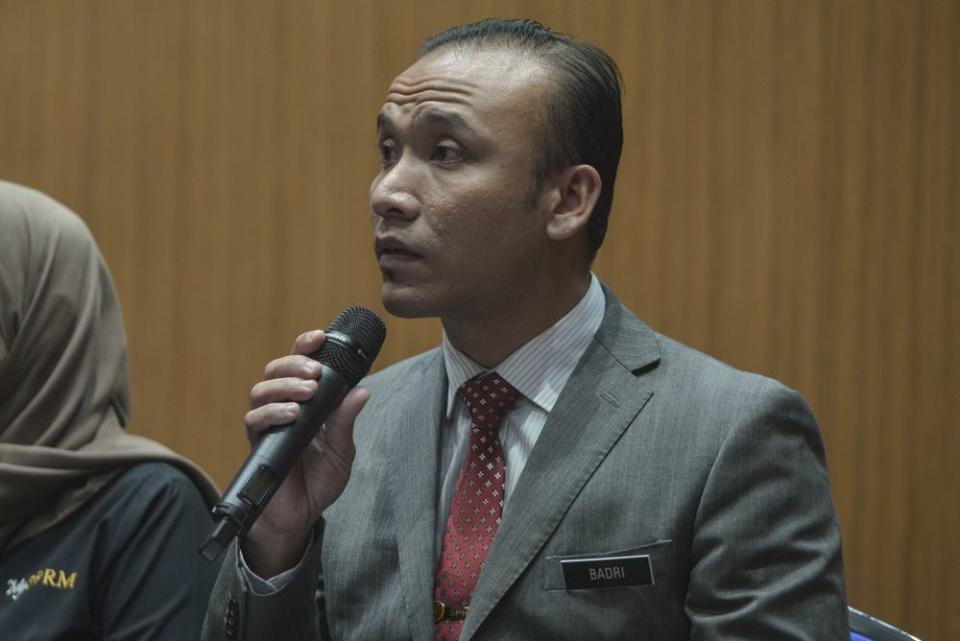MACC Forensic Department Audio Visual chief Badri Azni speaks during the press conference in Putrajaya, October 18, 2019. ― Picture by Shafwan Zaidon
