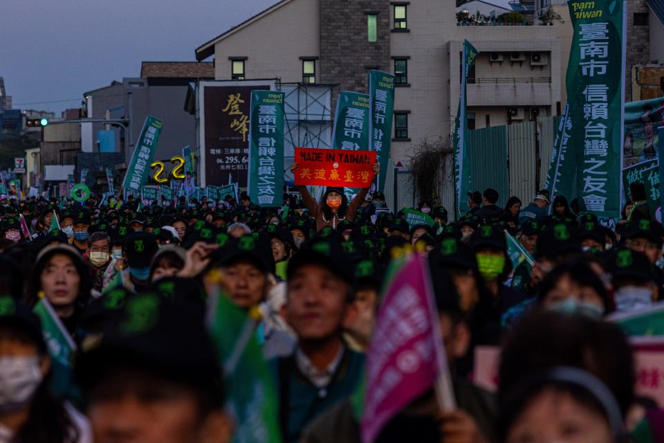 Un partisan du Parti démocrate progressiste (DPP) brandit une pancarte lors d'une campagne électorale le 12 janvier 2024 à Tainan, Taiwan.