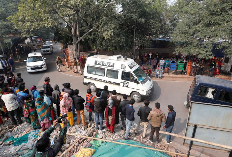 Un vehículo hospitalario lleva el cuerpo de la víctima de violación a su residencia en Nueva Delhi