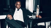 Für P. Diddy darf es hingegen Wodka sein: Seit 2007 besitzt der Rap-Star Anteile an der Marke Cîroc, die in Frankreich produziert wird. Das Alleinstellungsmerkmal: Im Gegensatz zu anderen Wodkas wird jener nur aus Trauben hergestellt. (Bild: twitter.com/Ciroc)