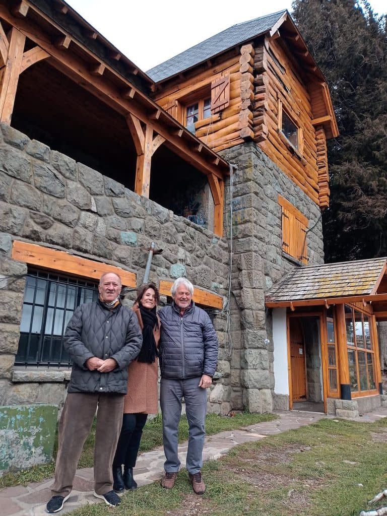 Bubby Pfister, Graciela Novellino y Gonzalo de Estrada frente a lo que fue la confitería