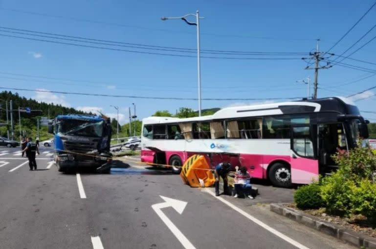 台灣旅行團在南韓濟州島發生車禍。（翻攝自濟州消防本部）