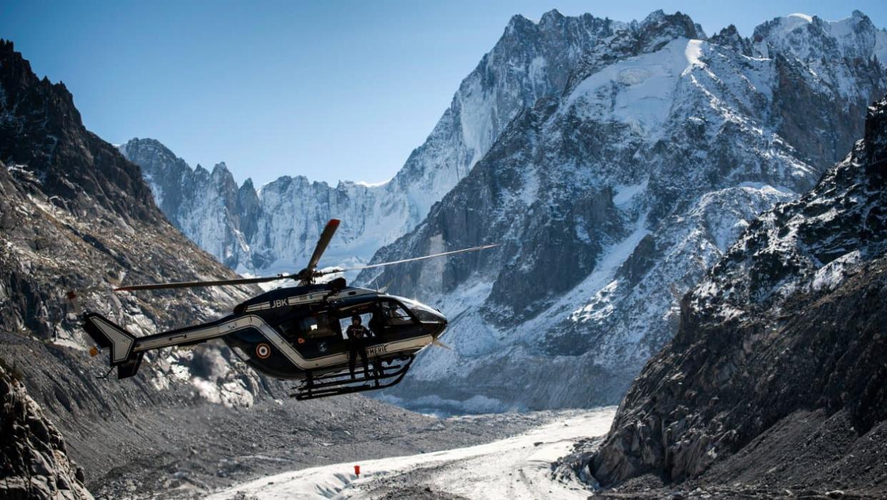 Un hélicoptère du peloton de gendarmerie de haute montagne (PGHM) durant un exercice de sauvetage près de Chamonix, le 25 septembre 2015. (Photo d'illustration) - Jeff Pachoud - AFP