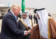 <p>Saudi Arabia’s King Salman bin Abdulaziz Al Saud shakes hands with President Donald Trump during a reception ceremony in Riyadh, Saudi Arabia, May 20, 2017. (Photo: Bandar Algaloud/Courtesy of Saudi Royal Court/Handout via Reuters) </p>