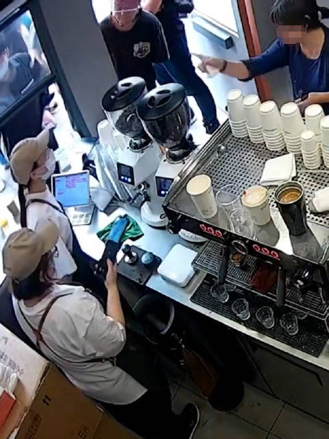 17日上午，上海Manner咖啡威海路門市一女店員（長髮戴鴨舌帽者）與顧客發生爭執。（圖／翻攝自微博）