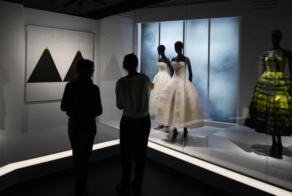 Wer die traumhaften Entwürfe aus 70 Jahren Dior mit eigenen Augen bestaunen möchte, hat dafür bis zum 7. Januar 2018 Zeit. So lange soll die Ausstellung im Musée des Arts décoratifs laufen. (Bild-Copyright: ALAIN JOCARD/AFP)