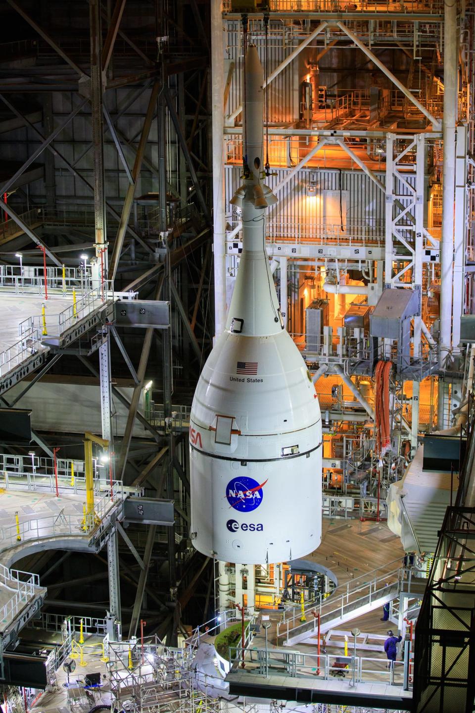 Orion is een ruimteschip met een spitse top opgehangen in een hoog industrieel gebouw