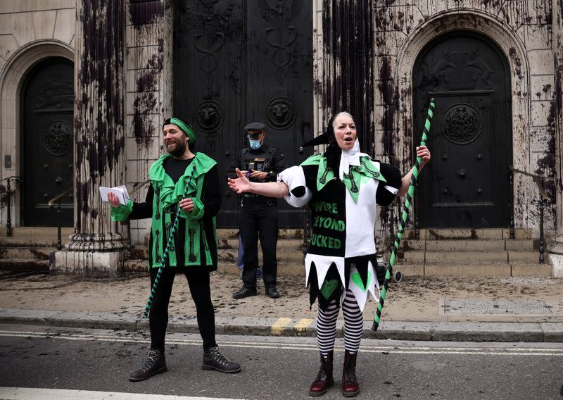 Foto del jueves de activistas de Extinction Rebellion protestando fuera de la sede del Banco de Inglaterra en Londres