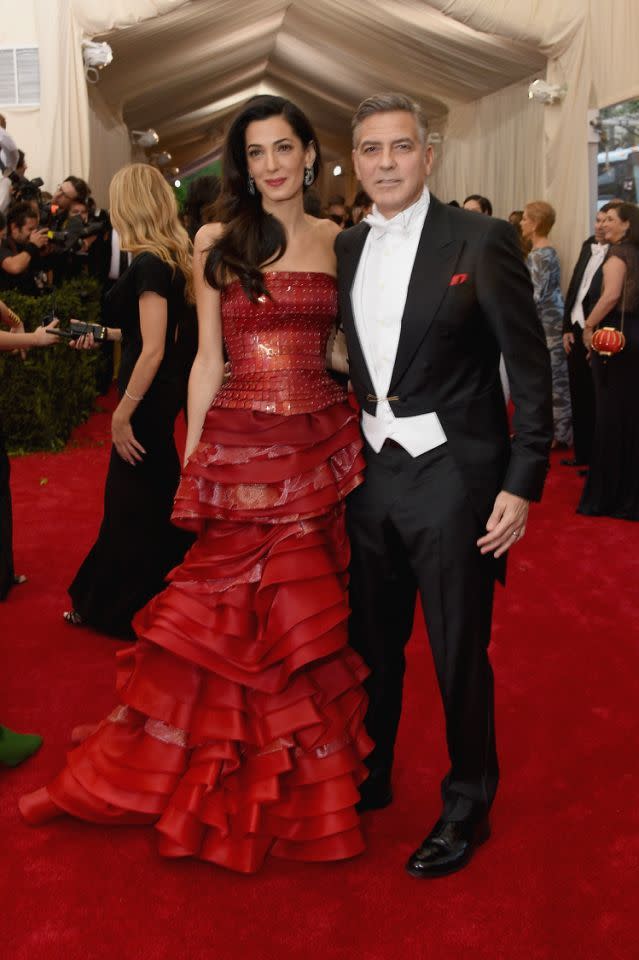 Amal Clooney en Maison Margiela avec George Clooney.