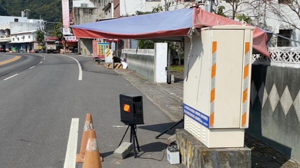 台東警方用模擬測速照相機提醒民眾減速慢行(圖/台東分局提供)