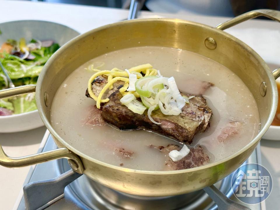 帶骨牛小排肉燒烤後，有骨頭香氣，浸入牛骨湯，味道變清甜。