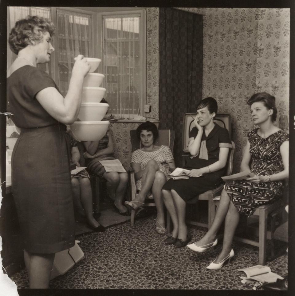 Eine Tupperware-Party in einem Haus im Vereinigten Königreich im Jahr 1963. - Copyright: Daily Herald Archive/SSPL/Getty Images