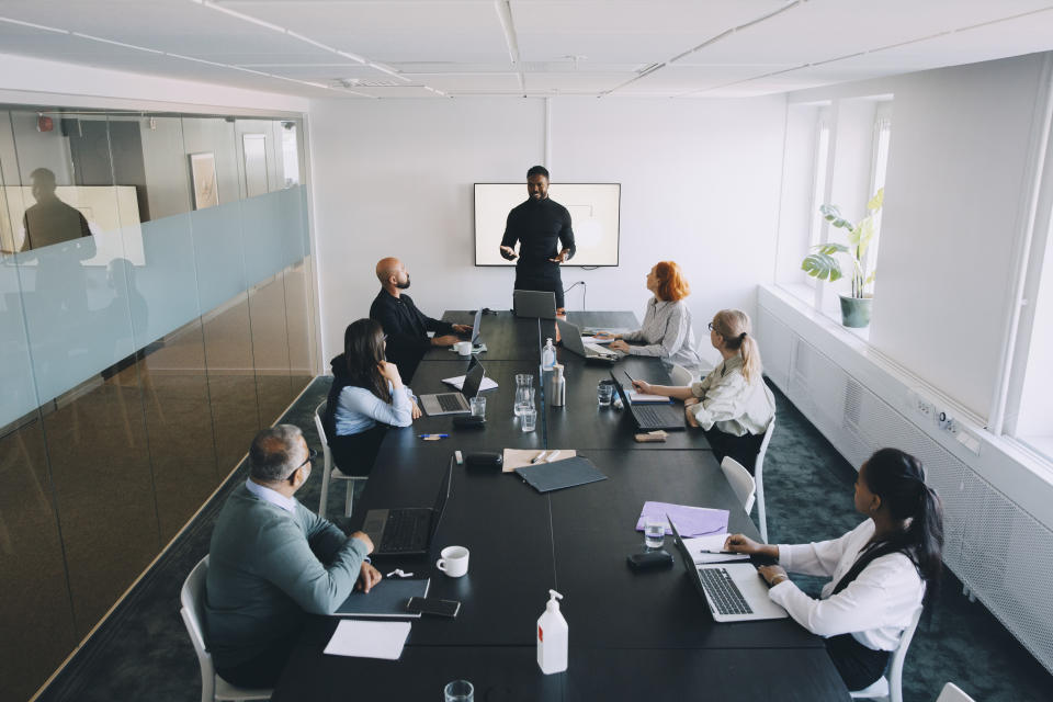 Un grupo de empleados asiste a una reunión. Foto: Getty Images. 