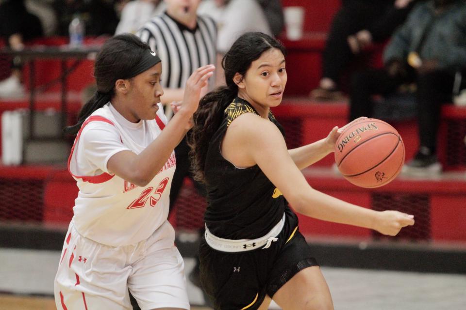 Snyder's Iverie Castillon dribbles past Sweetwater's Aunisti Griffin on Tuesday, Jan. 18, 2022.