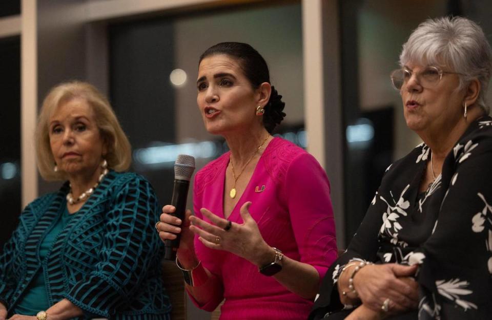 Ana Veiga Milton (centro), presidenta de la José Milton Foundation, habla en un panel en la biblioteca de UM sobre el libro que incluye 54 biografías de cubanoamericanas destacadas, “Cuban American Women: Making History” , en la que también se destacan Aida Levitan, como empresaria, y Uva de Aragón, como escritora.