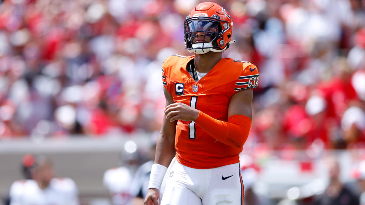 How Justin Fields' footwork sets up Bears offense for success – NBC Sports  Chicago