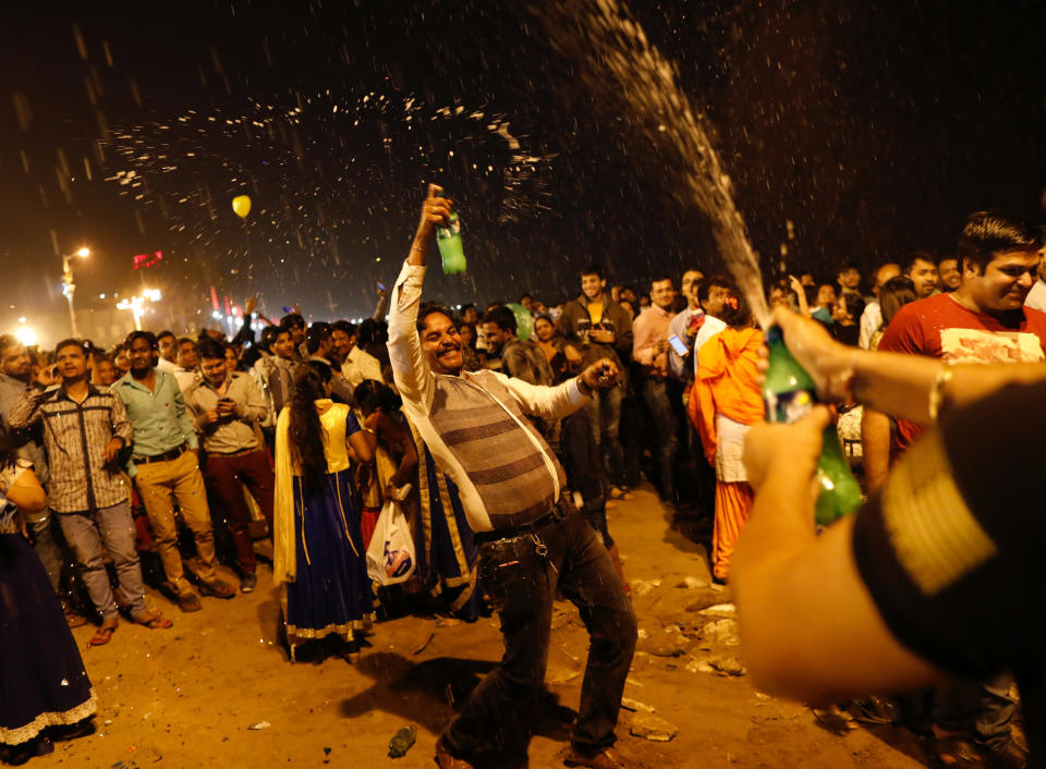 People dance during New Year's celebrations on a beach in Mumbai, India on January 1, 2018. (Photo: Danish Siddiqui / Reuters)