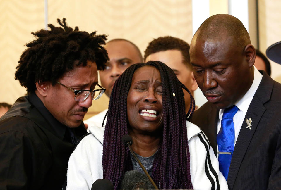 <p>A tearful Sequita Thompson, center, discusses the shooting of her grandson, Stephon Clark, during a news conference, Monday, March 26, 2018, in Sacramento, Calif. Clark, who was unarmed, was shot and killed by Sacramento police officers who were responding to a call about person smashing car windows a week ago. Thompson was accompanied by Clark’s uncle, Curtis Gordon, left, and attorney Ben Crump, right. (Photo: Rich Pedroncelli/AP) </p>