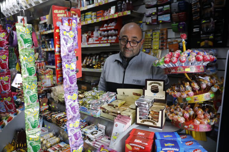 Recorrida por el conurbano, Laferrere y Villa Fiorito, por la actual situaci—n socioeconomica que se esta viviendo.

Laferrere. Hector kioskero, afirma que todo aumenta continuamente. Los proveedores le aumentan la mercaderia cuando el dolar sube, pero cuando el dolar baja el precio de la mercaderia no se lo bajan. 