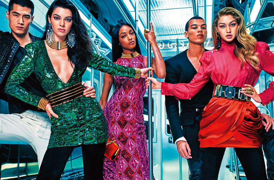 超模吉吉哈蒂（右一）與坎達兒（左二）2015年出演BALMAIN與H&M的聯名廣告。