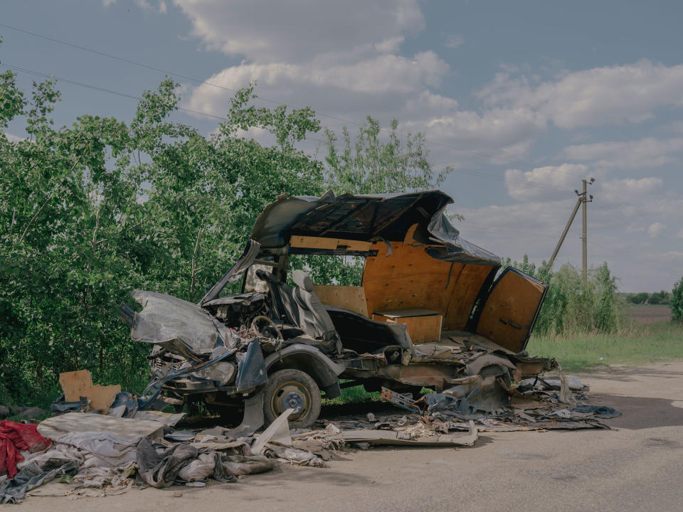 A destroyed car near the town of Makariw, Kyiv Oblast.<span class="copyright">Fabian Ritter—DOCKS Collective</span>