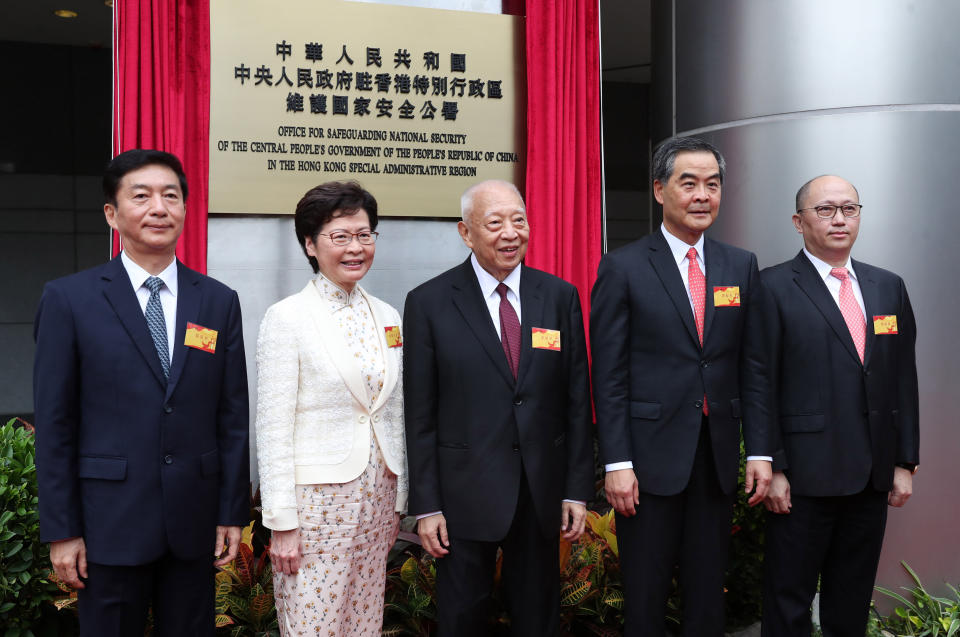 11名中港官員包括香港特首林鄭月娥、律政司司長鄭若驊、港澳辦主任夏寶龍、副主任張曉明、中聯辦主任駱惠寧等人