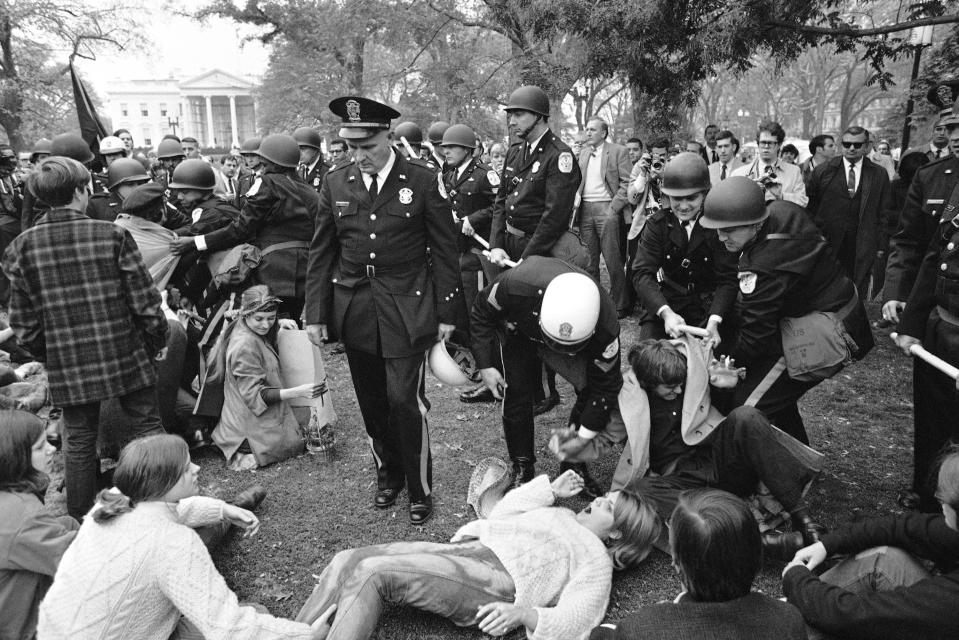 La policía detiene a manifestantes contrarios a la guerra de Vietnam en el Lafayette Park, frente a la Casa Blanca, el 5 de noviembre de 1968. (AP Photo/Charles Harrity, File)