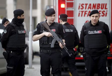 Turkish riot police stand guard in front of the Justice Palace in Istanbul March 31, 2015. REUTERS/Osman Orsal