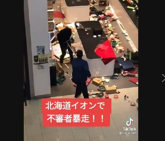 田中想走出店外卻一直被推開。（圖／翻攝自TikTok影片）