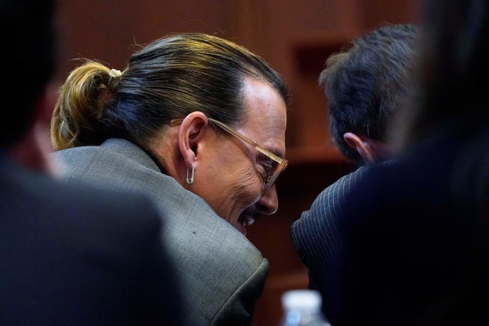 Johnny Depp hablando con su abogado en la corte. (Photo by Steve Helber / POOL / AFP) (Photo by STEVE HELBER/POOL/AFP via Getty Images)