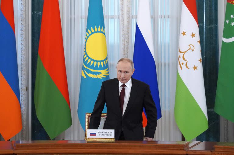 El presidente ruso, Vladimir Putin, en una cumbre con otros líderes en San Petersburgo, en el día de su cumpleaños. (Alexey DANICHEV / SPUTNIK / AFP)