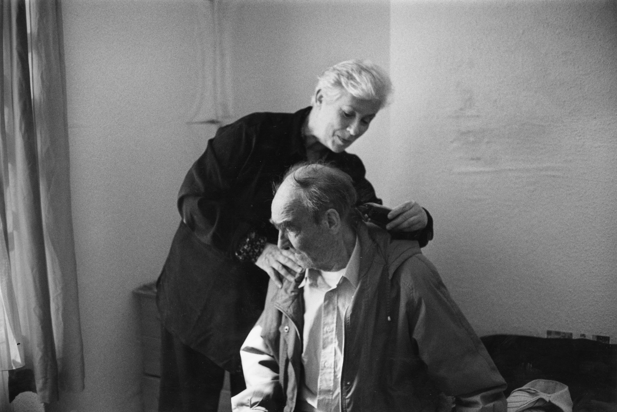 Peralta gives a homeless friend, John W, a haircut (1990s) (Moyra Peralta/Courtesy of Bishopsgate Institute)