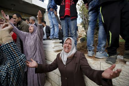 Relatives of Palestinian Yehia Taha, who medics said was killed by Israeli troops during clashes, mourn during his funeral in the West Bank village of Qatnna, near Jerusalem November 26, 2015. REUTERS/Mohamad Torokman