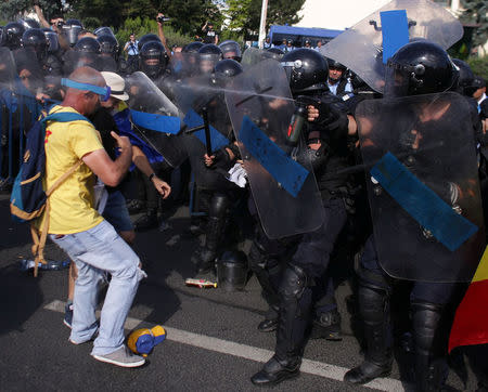 Police use pepper spray as thousands of Romanians from diaspora attend rallies in major cities across the country and outside government headquarters in the capital Bucharest, Romania August 10, 2018. Inquam Photos/Octav Ganea via REUTERS