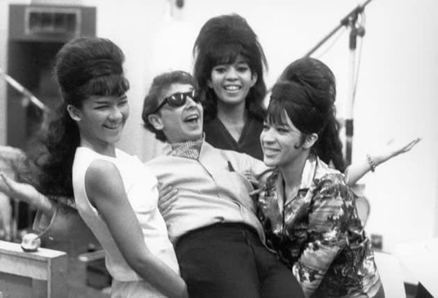 The Ronettes pose with Phil Spector in Los Angeles, 1963 (Getty)
