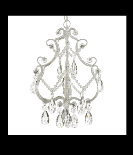 Ce beau chandelier à l’éclairage minimal met les cristaux à l’honneur !