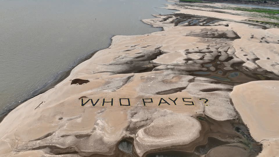 Un mensaje de activistas de Greenpeace en los bancos de arena del río Solimões el 20 de septiembre de 2024. - Jorge Silva/Reuters