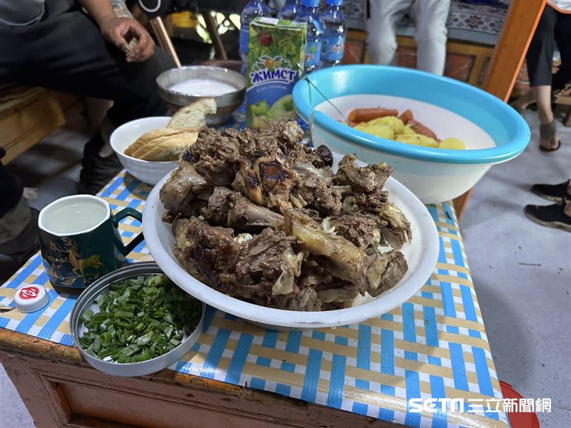 （上圖）正宗蒙古烤肉「Khorkhog」；（下圖）蒙古傳統食物，奶類製品。（圖／記者張雅筑攝）