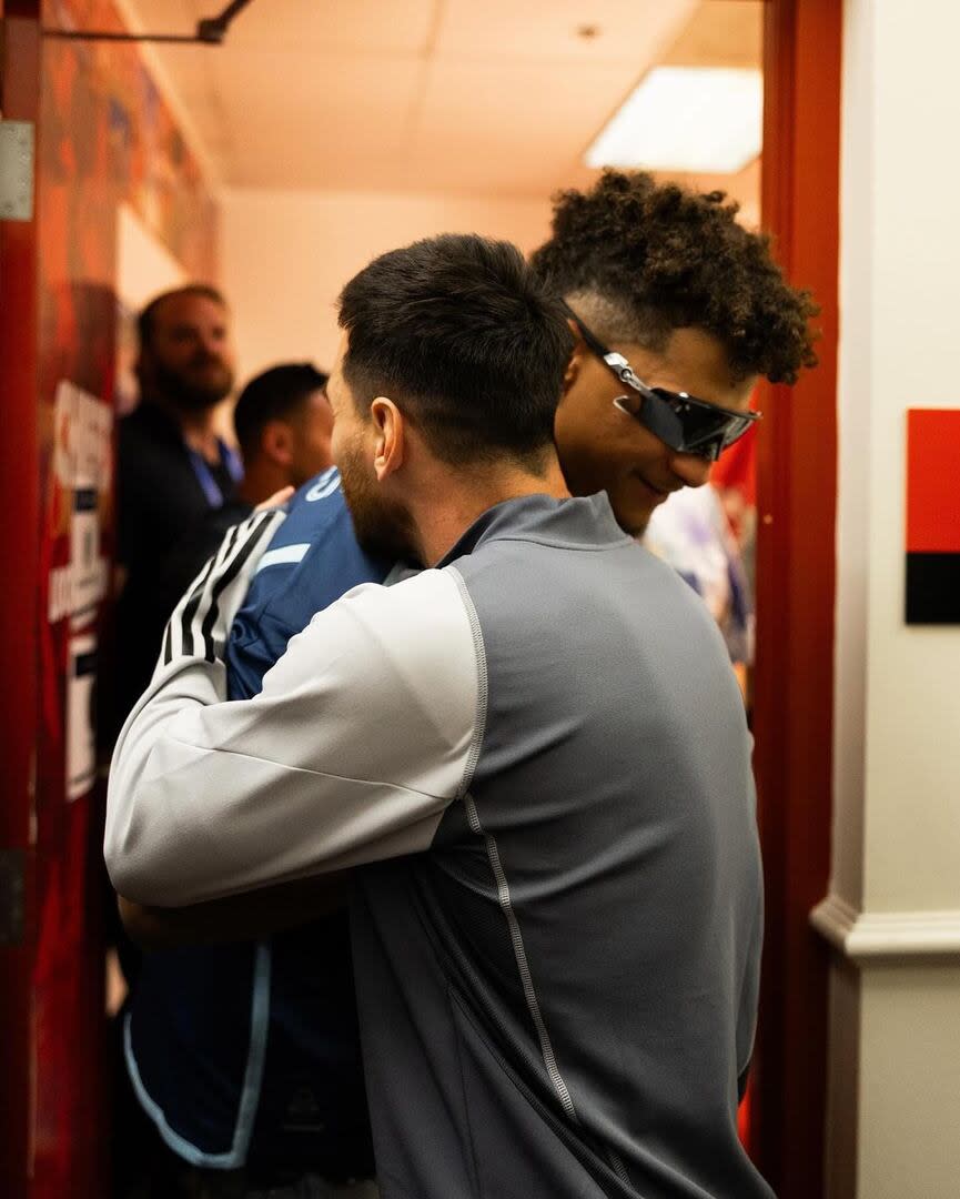 El abrazo entre Patrick Mahomes y Leo Messi