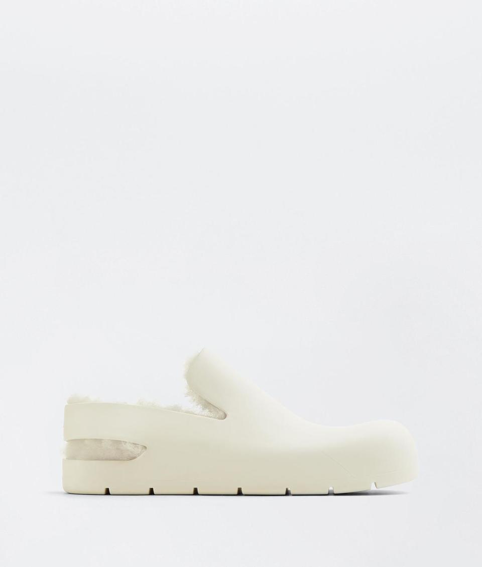 白色Puddle剪羊毛橡膠涼鞋，NT$26,100。（BOTTEGA VENETA提供）