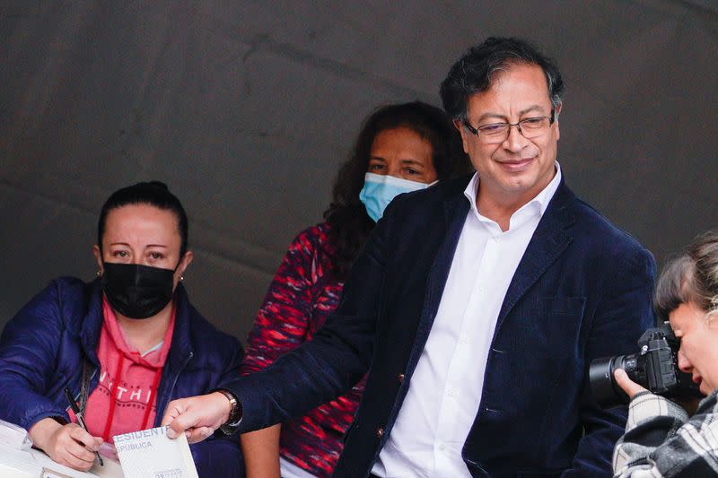 El candidato a la presidencia de Colombia por el izquierdista Pacto Histórico, Gustavo Petro, deposita su voto en la urna de su puesto electoral en Bogotá