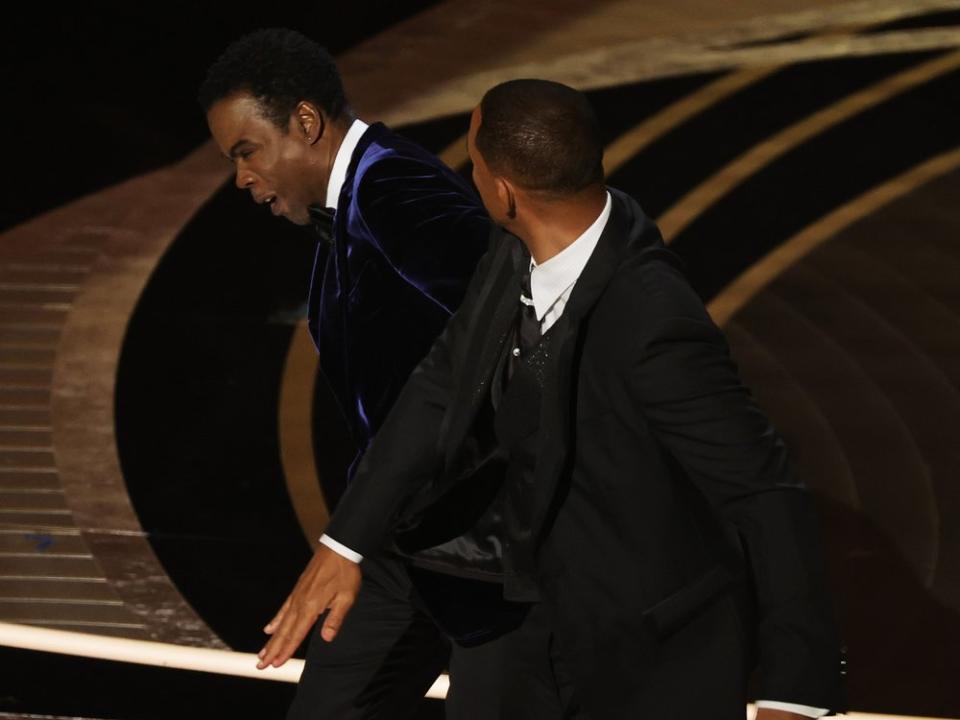 Der Moment als sich Will Smith (r.) aus Hollywood watschte. (Bild: Neilson Barnard/Getty Images)