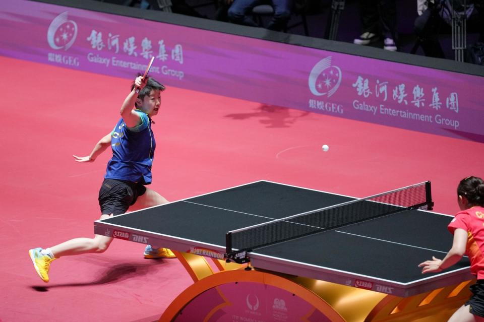 Sun Yingsha (à gauche) a battu Chen Meng pour se qualifier pour la finale.