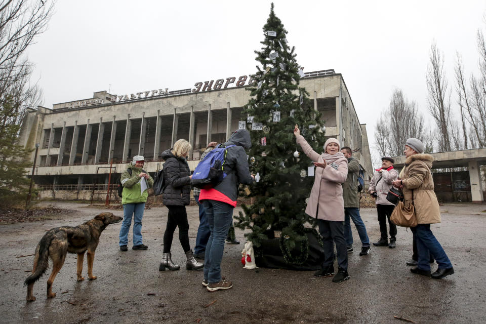 L'albero è stato installato nell'ambito di una campagna voluta dall'Associazione dei tour operator di Chernobyl. Ad addobbarlo sono stati gli ex residenti della cittadina, che hanno portato anche loro decorazioni. (AP Photo/Serhii Nuzhnenko)