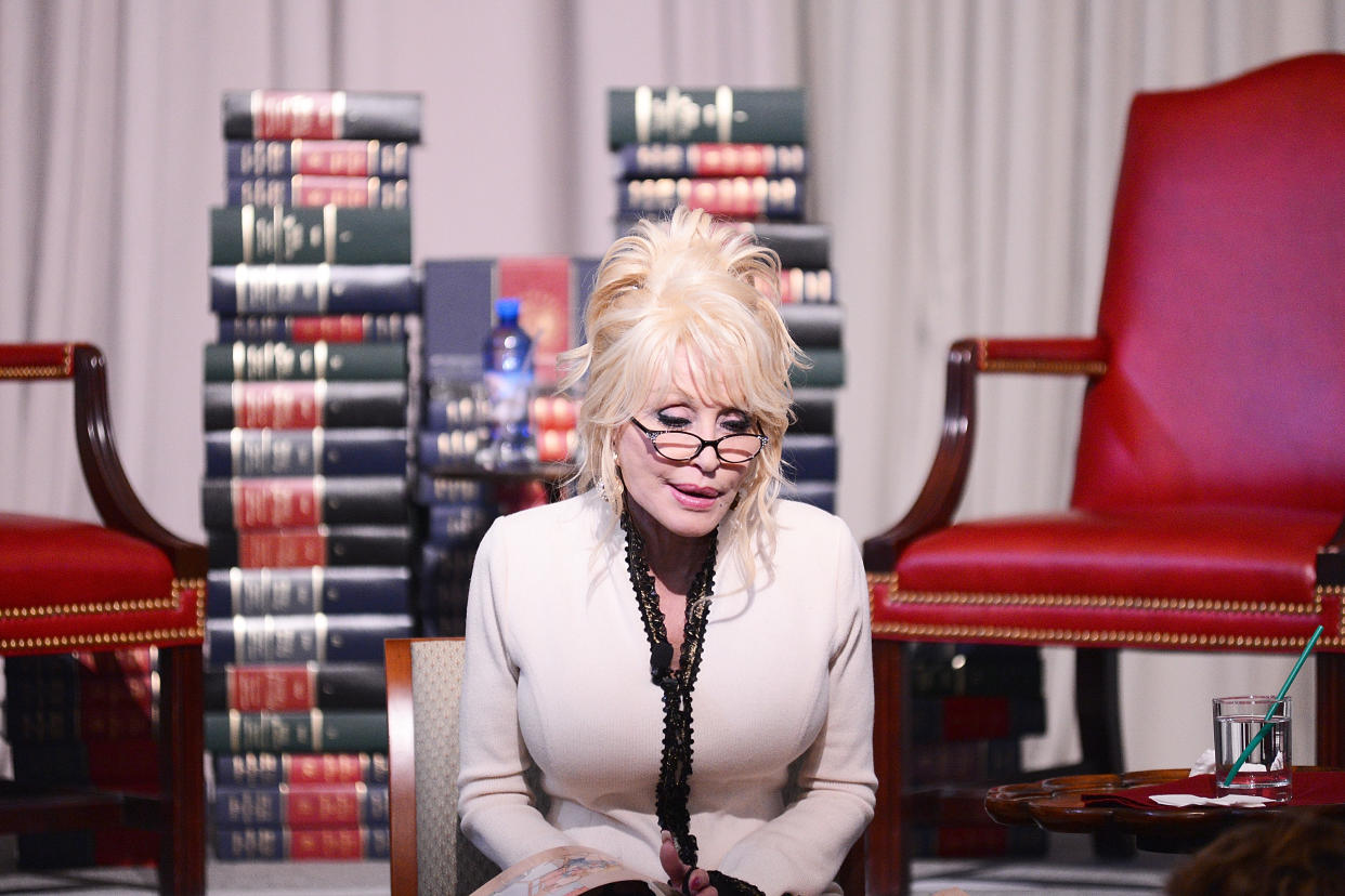 Singer Dolly Parton reads her book, "The Coat of Many Colors" to schoolchildren at The Library of Congress on February 27, 2018 in Washington, DC.  (Photo by Shannon Finney/Getty Images)