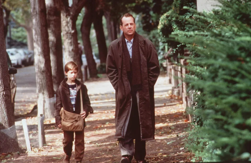 Haley Joel Osment und Bruce Willis in „The Sixth Sense“. Willis soll damit 115 Millionen US-Dollar (umgerechnet etwa 105,55 Mio. Euro) verdient haben (Getty Images)